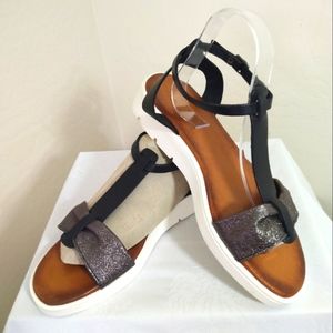 NWOT DIVINE FOLLIE Sandals